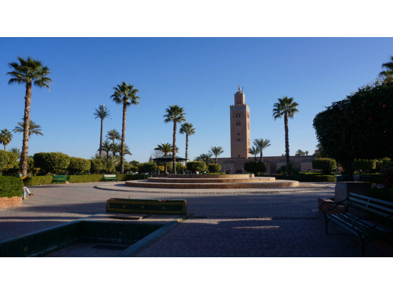 クトゥビア。海生の青空に直線的な建物が映える。