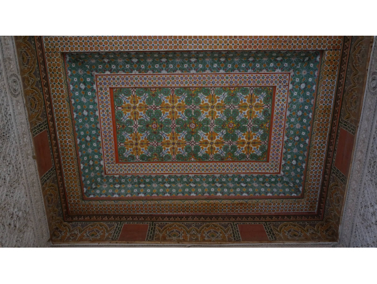 バヒア宮殿の妾の部屋の天井。色彩豊か。