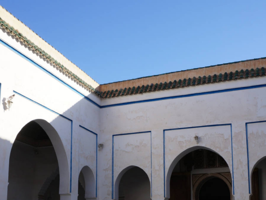 バヒア宮殿の中庭。中央の水盤がアクセント。