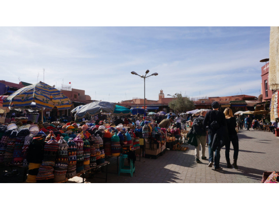 スークの中。商品が山積み。