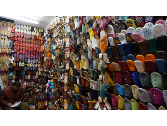 履物屋さん。先のとがったのがアラビアン、丸いのがベルベル風。