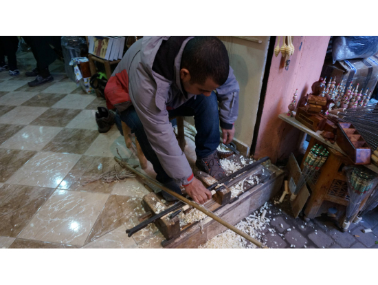 木工職人さん。あっという間に削り出してしまいました。