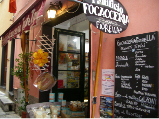 モンテロッソの路地裏のパニーニのお店。