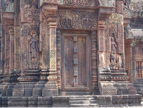 バンテアイ・スレイ。精緻なレリーフにため息。