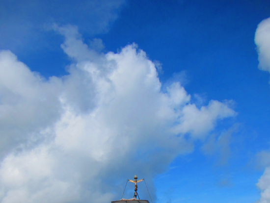 ツアー船2Fにデッキがあり風と波しぶきをあびるのがお勧め!