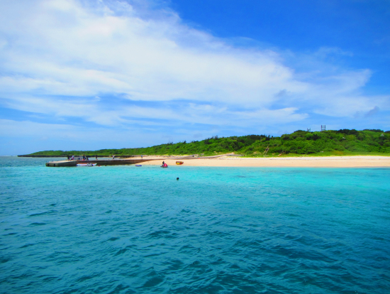 パナリ(新島島・下地島) 色合いが慶良間諸島を思い出す
