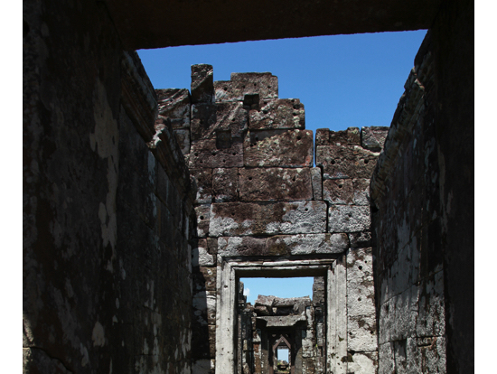 振り返ると連続した回廊が綺麗