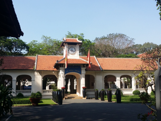 こちらが映画「愛人」で使われた高校です。素敵なフランス建築。