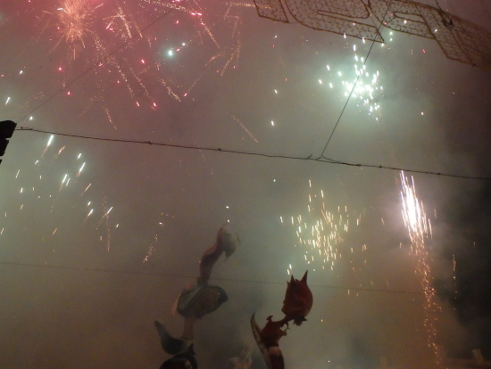 燃やす前は、大量の花火と爆竹が