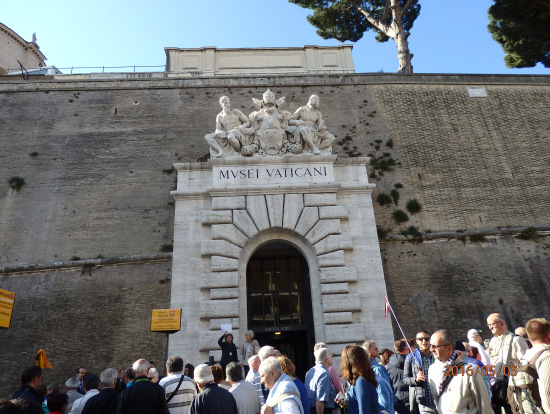朝8時半でもすでに沢山の団体が~