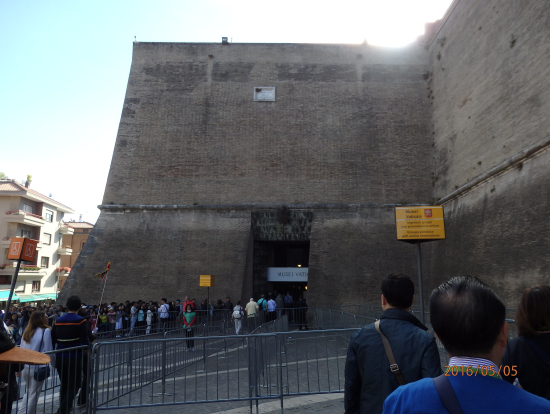 左側は、入館時間を待っている列。 我々は行列なくどんどん中に進めます!