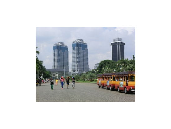 独立記念塔前の広場