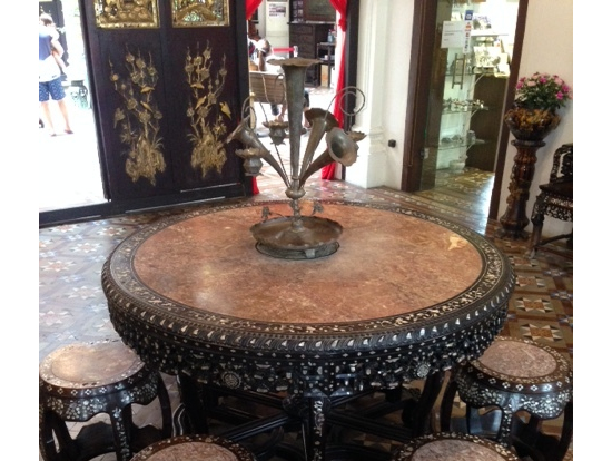 プラナカンマンションにある貝細工のテーブル