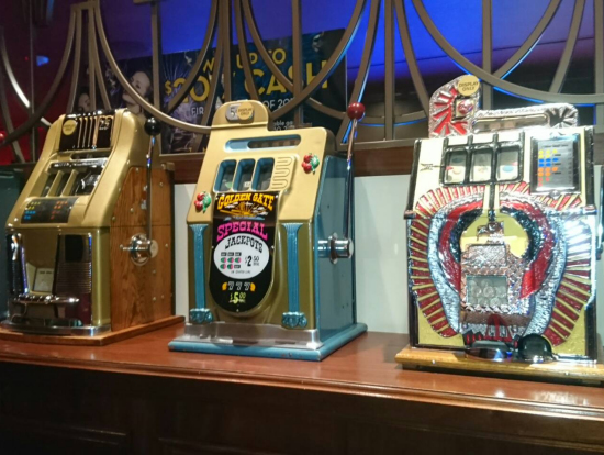 昔のカジノで実際に使われていたスロットマシン