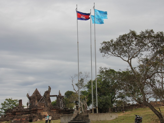 第一塔門とユネスコ旗