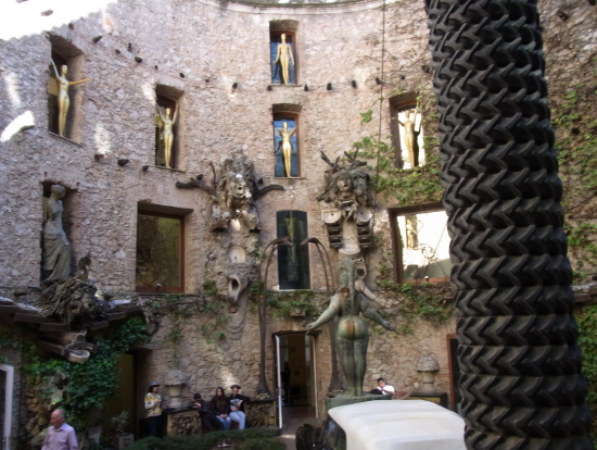 ダリ美術館中庭