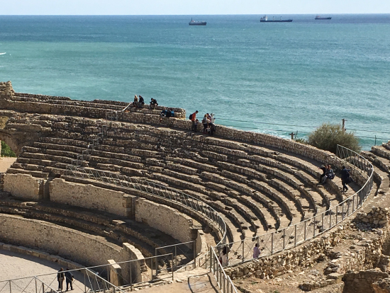 地中海を見下ろす円形競技場