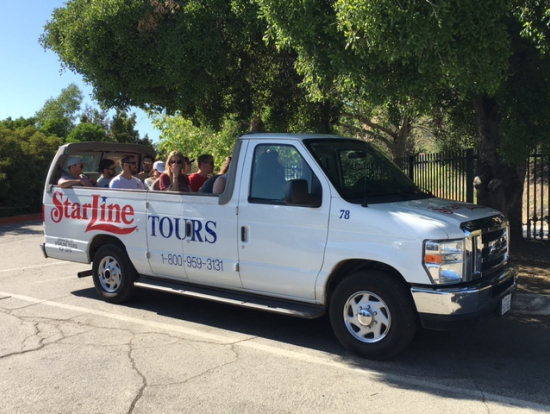 スター豪邸巡りはオープントラック(?)で爽快ドライブ