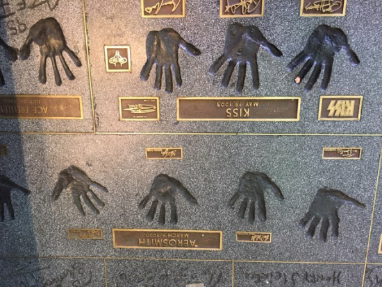 ロックの殿堂の手形が並びます