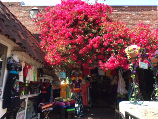 メキシコのショップが立ち並ぶエリアでショッピング