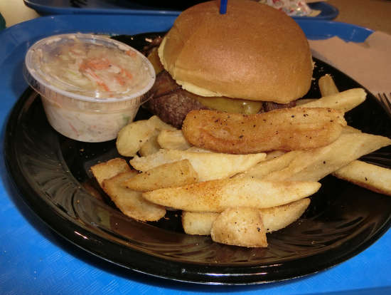 ジェラシックのレストランのバーガーセット 結構おいしかった。