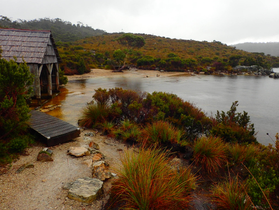 湖畔の小屋と霧雨が良い雰囲気