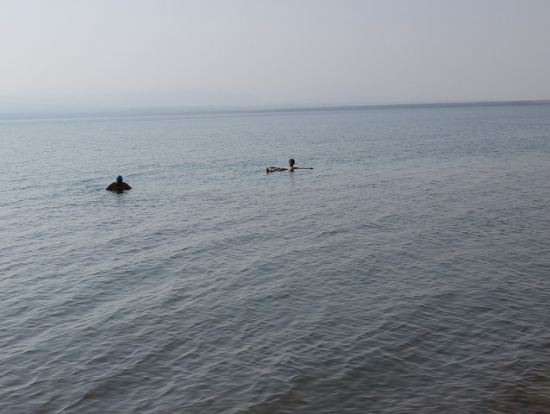 死海での浮遊体験