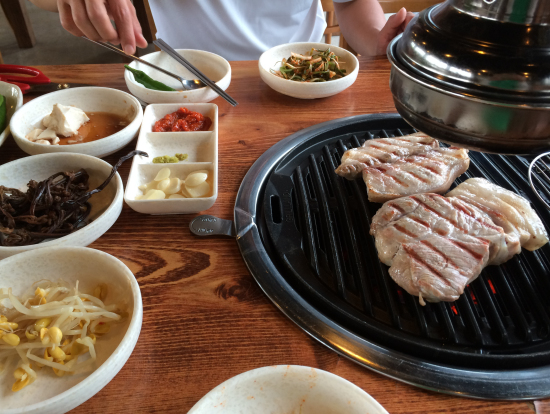 ドライバーさんとランチ。併設の肉屋さんで肉を買って、店のテーブルでいただきます。