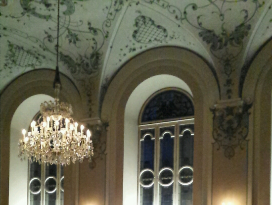 中世の時代の衣装を身にまとって