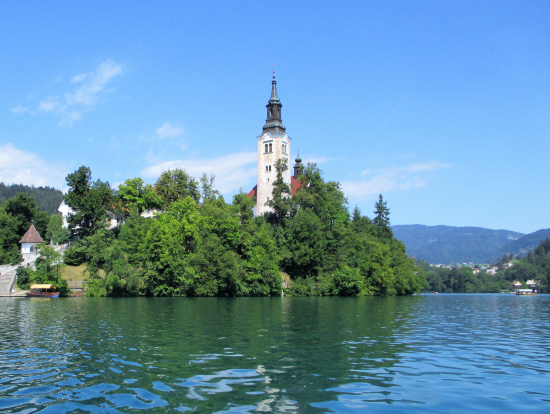 手漕ぎボートで中央の島へ