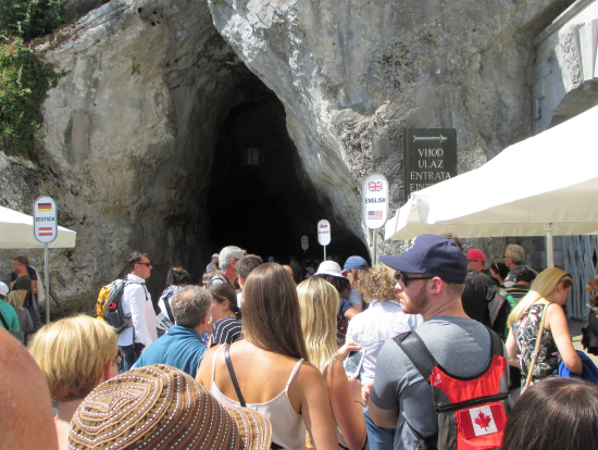 混雑するポストイナ鍾乳洞入り口