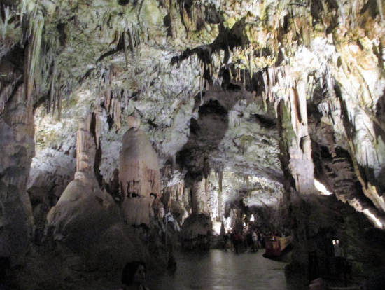 巨大な鍾乳洞内