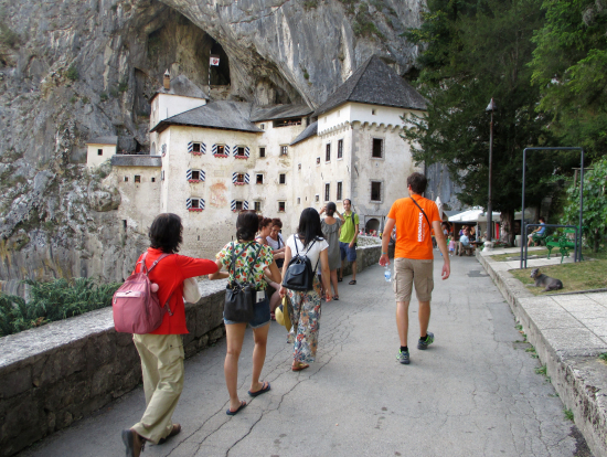 洞窟城へ向かう