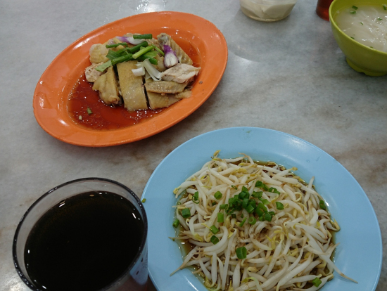 もやし炒めとチキン 味付けは日本人好みかと