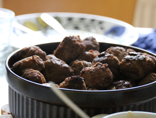 メインディッシュのミートボール。トナカイ肉と豚肉等。フィンランドでの一般的な料理。