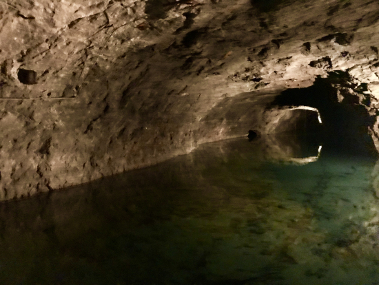 地底湖