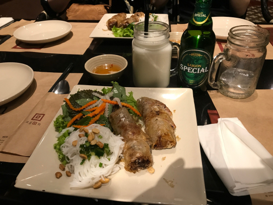 夕食のコースで提供された揚げ春巻き。ボリューミーでとっても美味し!