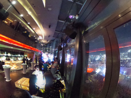 CHILL SKY BARの室内