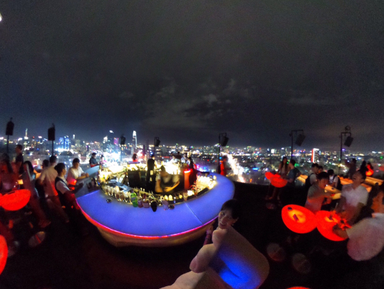 CHILL SKY BARの屋外。絶景です!!