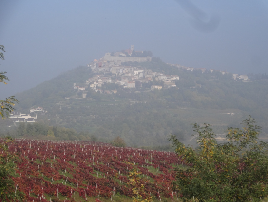 モトブンの町の遠景