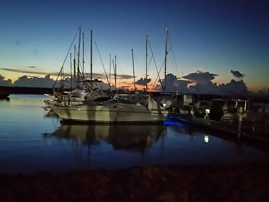 日暮れのヨットハーバーv