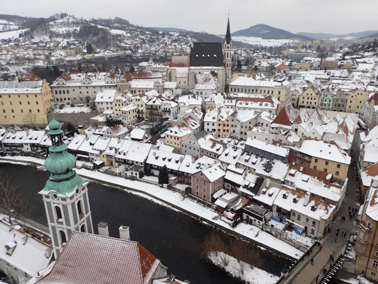 雪景色のチェスキークルムロフの街並み