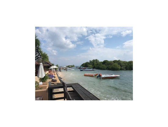 ハウスの前のビーチ