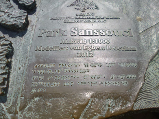 サンスーシ公園のプレート。横に公園のミニチュアが有ります。
