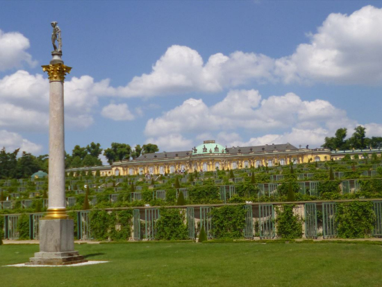 サンスーシ宮殿。宮殿のすぐ下に温室が有ります。