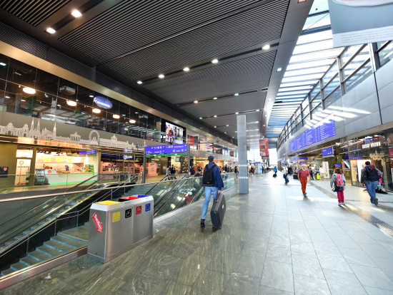 ウィーン中央駅、明るい駅舎です