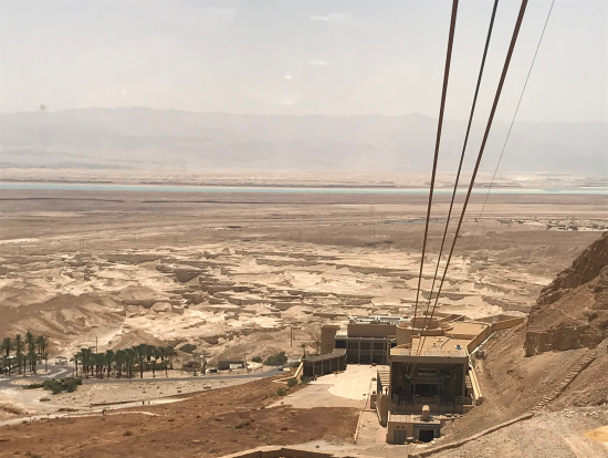 ケーブルカーで登るところ