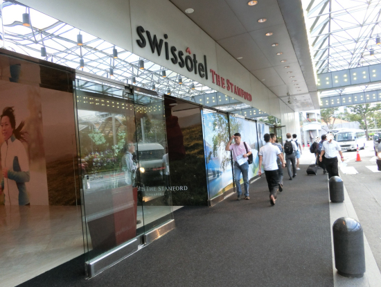 スイソテル・ザ・スタンフォード正面玄関、ガイドさん、車