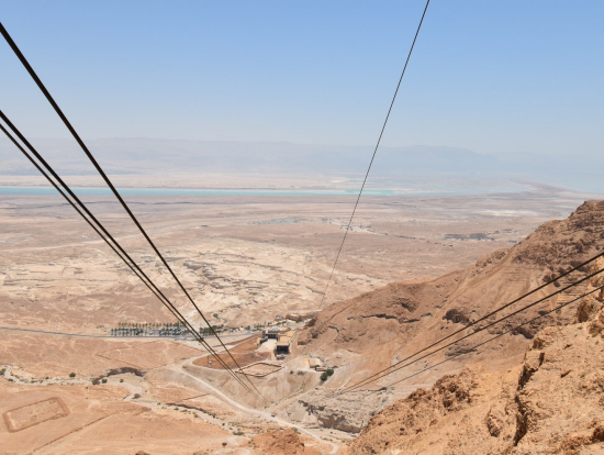 ロープウェイでマサダの要塞まで登ります。