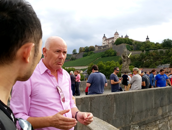 ヴェルツブルグ、マイン川でワイン飲みながら